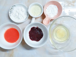 6、鲜草莓，蓝莓溶豆,准备好做溶豆所需要的材料！一开始都要准备齐全，不然等蛋白打发好了，很快要放入裱花袋挤才行！不然一下就消泡了！