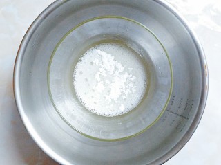 9、鲜草莓，蓝莓溶豆,蛋清放入一个无水无油的干净盆里，打至起大泡，加入三分之一的糖粉！