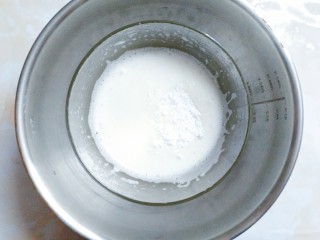 10、鲜草莓，蓝莓溶豆,打至起小泡，加入剩余的二分之一的糖粉！