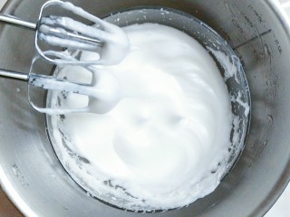 11、鲜草莓，蓝莓溶豆,等泡沫开始有纹路加入最后剩下的所有糖粉，打至硬性发泡，也就是提起打蛋器，蛋白的尖角能立住不倒！