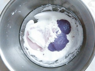 12、鲜草莓，蓝莓溶豆,把玉米淀粉，蓝莓泥，草莓泥全部加入到蛋白里快速上下翻拌，切忌转圈搅拌哦！这里速度一定要快，不然很快消泡了，就没法挤成型了！