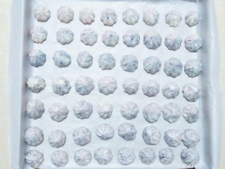 15、鲜草莓，蓝莓溶豆,这就是烤好了的溶豆，拿出来后放凉，立马用罐子装起来！放凉了还有点软或揭不下来，那就再放烤箱烤一会！