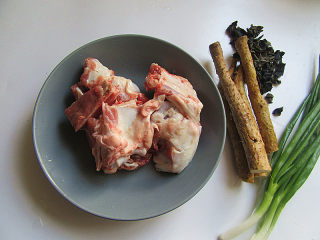 1、天冷了，来碗猪大骨暖身汤,准备好所需食材，大骨头用温水洗干净后斩段