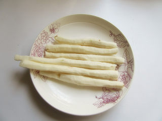 3、天冷了，来碗猪大骨暖身汤,带上手套将山药皮刮去