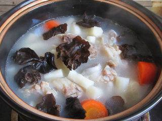 10、天冷了，来碗猪大骨暖身汤,放入木耳继续煮2分钟