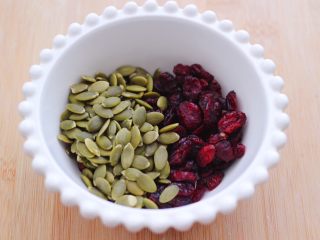 5、粉嫩蔓越莓果仁芝麻饼,南瓜仁提前炒香后放入碗里。