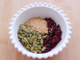6、粉嫩蔓越莓果仁芝麻饼,再加入20克白芝麻。