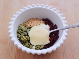 7、粉嫩蔓越莓果仁芝麻饼,这个时候加入炼乳。