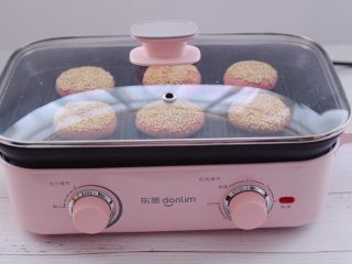 16、粉嫩蔓越莓果仁芝麻饼,盖上锅盖小火慢慢煎制至。