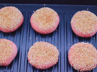 17、粉嫩蔓越莓果仁芝麻饼,直至煎至两面金黄色即可关火。