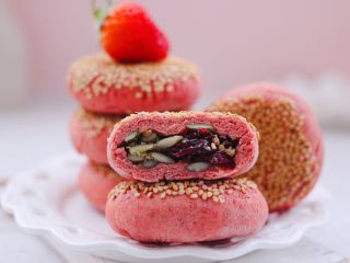 18、粉嫩蔓越莓果仁芝麻饼,香甜可口的粉嫩蔓越莓果仁芝麻饼就出锅咯。
