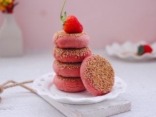 19、粉嫩蔓越莓果仁芝麻饼,外皮酥脆馅料软糯香甜可口，宝贝一口气吃了两个还要吃。