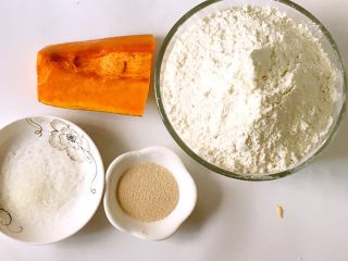 1、花式南瓜馒头,食材准备：中筋面粉360克，南瓜200克，酵母5克，白砂糖5克，水30克