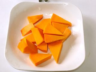 2、花式南瓜馒头,南瓜去皮，切小块，放入锅中，大火蒸15分钟。