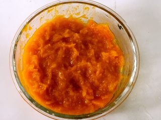 3、花式南瓜馒头,蒸熟的南瓜晾凉后捣成细腻的南瓜泥