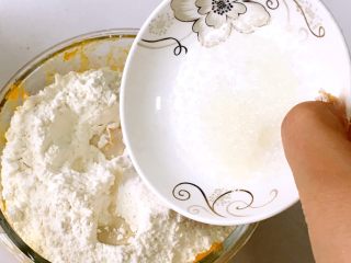 5、花式南瓜馒头,加入白砂糖