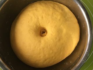 9、花式南瓜馒头,判断面团是否发酵好，看体积是否变大，手指戳个洞不变形说明发酵好了。