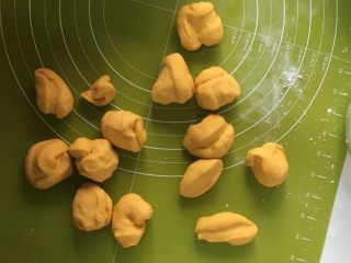 10、花式南瓜馒头,将发酵好的面团取出排气，然后平均分成大小一样的挤子。