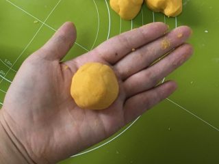 11、花式南瓜馒头,取个面团搓圆。