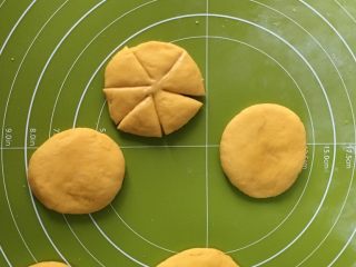 13、花式南瓜馒头,用刀切六刀，中间不要切断。