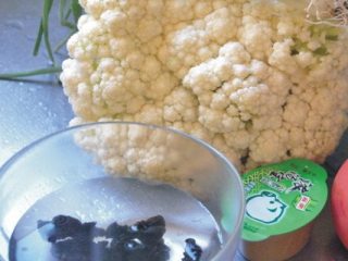 1、上汤有机花菜,准备好食材