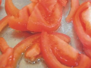 3、上汤有机花菜,把洗干净的有机花菜放在有盐有橄榄油的沸水中烫熟