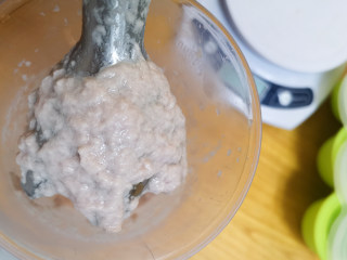 2、补铁辅食隐形肉泥彩色迷你馒头,肉泥做好后放在辅食盒里冷冻，随用随取很方便