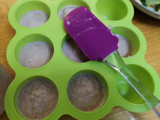 3、补铁辅食隐形肉泥彩色迷你馒头,牛肉或者猪肉切片，肉加柠檬腌渍去腥，煮熟后一比一加水打泥