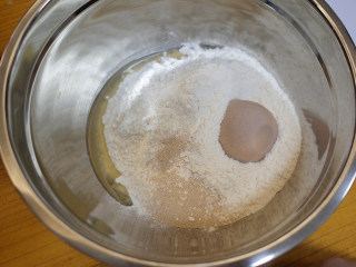 7、补铁辅食隐形肉泥彩色迷你馒头,这里说说怎么手工揉面，准备面粉加酵母用筷子拌匀