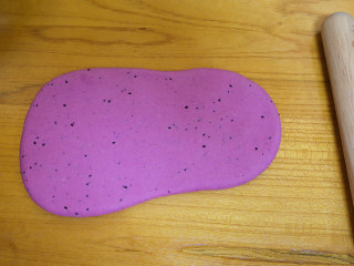 10、补铁辅食隐形肉泥彩色迷你馒头,将面团擀成片