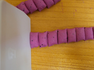 12、补铁辅食隐形肉泥彩色迷你馒头,然后切成一个个迷你馒头的性状，将刀切摆在擦了油的蒸屉上，这样可以防粘