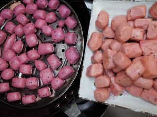 15、补铁辅食隐形肉泥彩色迷你馒头,水开后放入馒头，中火大概蒸10分钟左右焖五分钟即可，火龙果特别怕时间太久，颜色会褪色看一下左右两锅，一个时间短一个时间长差别非常大，馒头越小时间越短，越不容易变色