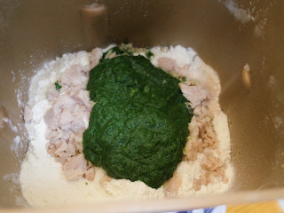 16、补铁辅食隐形肉泥彩色迷你馒头,菠菜泥馒头就是所有材料倒进面包机揉面，后面步骤一样的