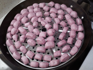 20、补铁辅食隐形肉泥彩色迷你馒头,这是紫薯馒头，做好粉色比较浅