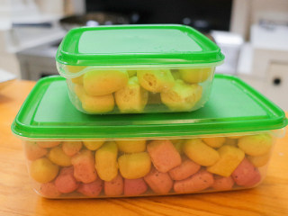 21、补铁辅食隐形肉泥彩色迷你馒头,做好的馒头晾凉后密封放在盒子里冷冻半个月没问题，我分几天做的，各种颜色混合起来就特别漂亮