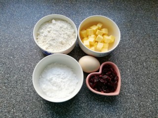 1、蔓越莓饼干,准备好食材。