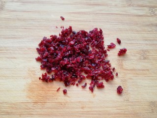 2、蔓越莓饼干,蔓越莓干用水冲洗一下，用厨房用纸吸干水分，切碎备用。