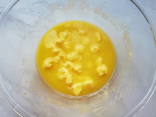 3、蔓越莓饼干,黄油隔水软化(不用完全融化)。