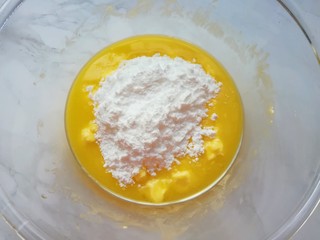 4、蔓越莓饼干,加入糖粉搅拌均匀。