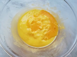 5、蔓越莓饼干,加入全蛋液搅拌均匀。