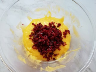 6、蔓越莓饼干,加入切碎的蔓越莓干搅拌均匀。