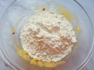 7、蔓越莓饼干,加入低筋面粉。