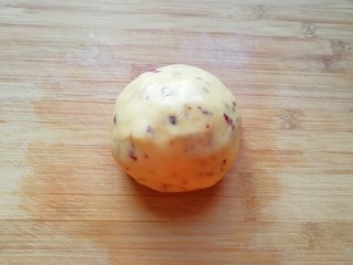 8、蔓越莓饼干,揉成面团。