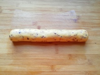 9、蔓越莓饼干,搓成圆柱形，用保鲜膜包起来，放入冰箱冷冻一个小时。