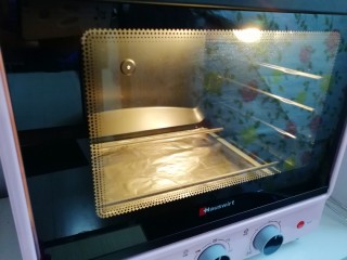 10、蔓越莓饼干,烤箱上下管160度预热。