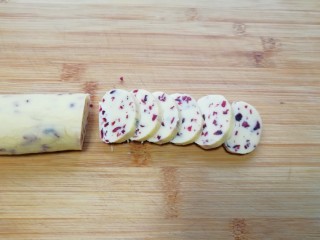 11、蔓越莓饼干,从冰箱里取出冻好的饼干面团，切成片。