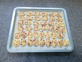 12、蔓越莓饼干,码在烤盘里。