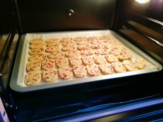 13、蔓越莓饼干,送入预热好的烤箱，上下管160度烤18–20分钟。