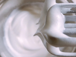 2、平底锅舒芙蕾,分离蛋清和蛋白。蛋白加糖打发至有弯弯的小沟。