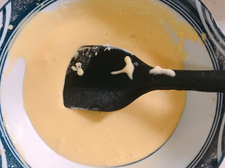 3、平底锅舒芙蕾,再把蛋黄和剩余的其他材料搅拌均匀。